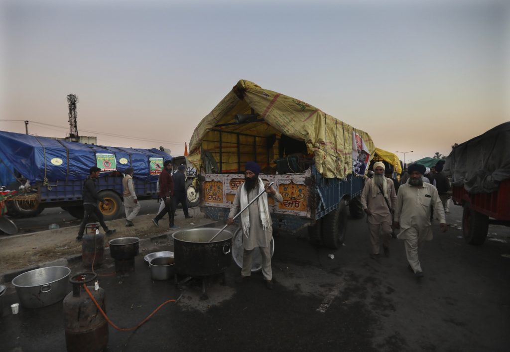 India, scontri tra polizia e contadini durante manifestazione contro le nuove leggi sull'agricoltura